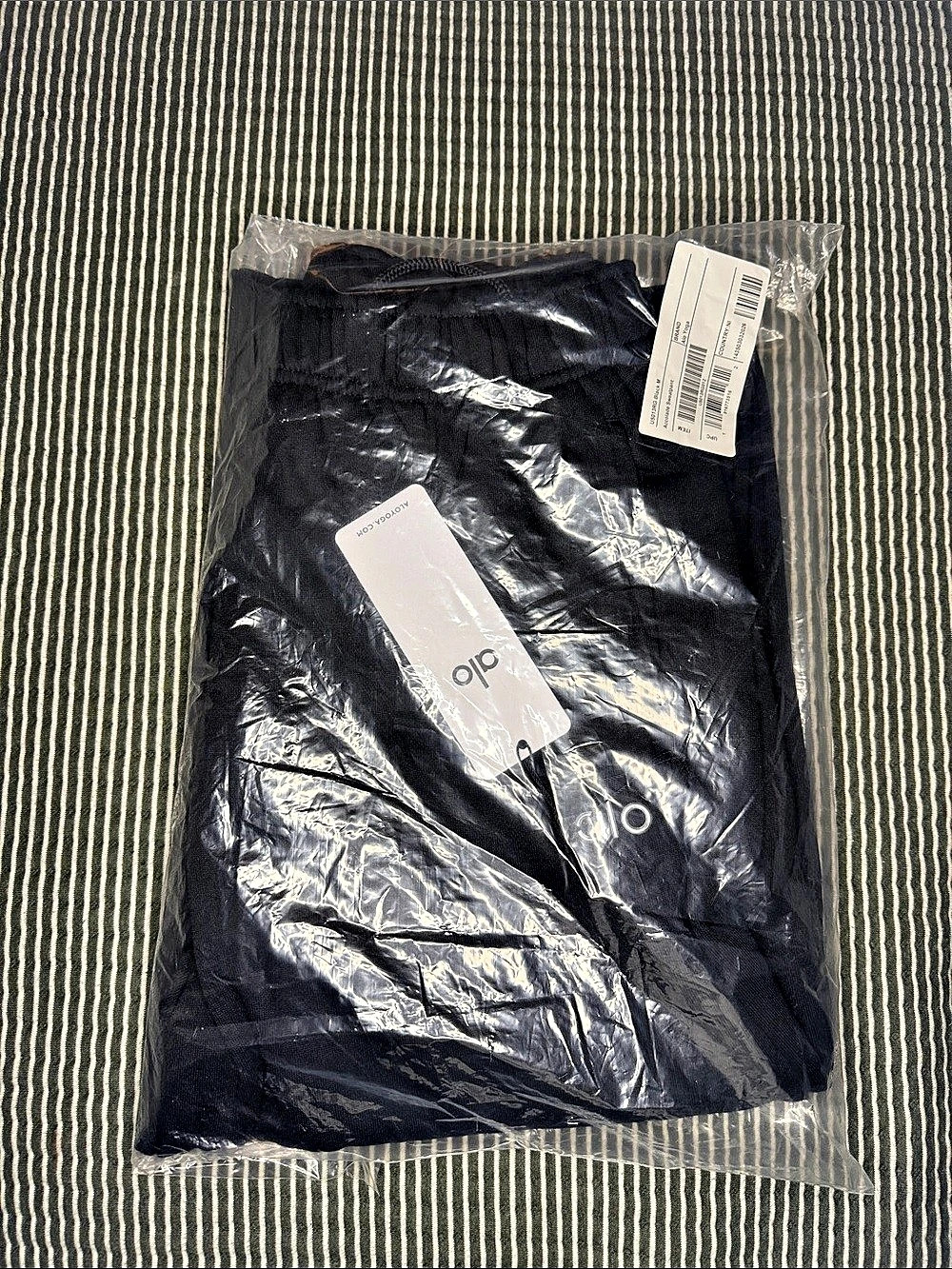 Alo Accolade Straight Leg Sweatpant Straight Leg Sweatpants in Black Size Medium